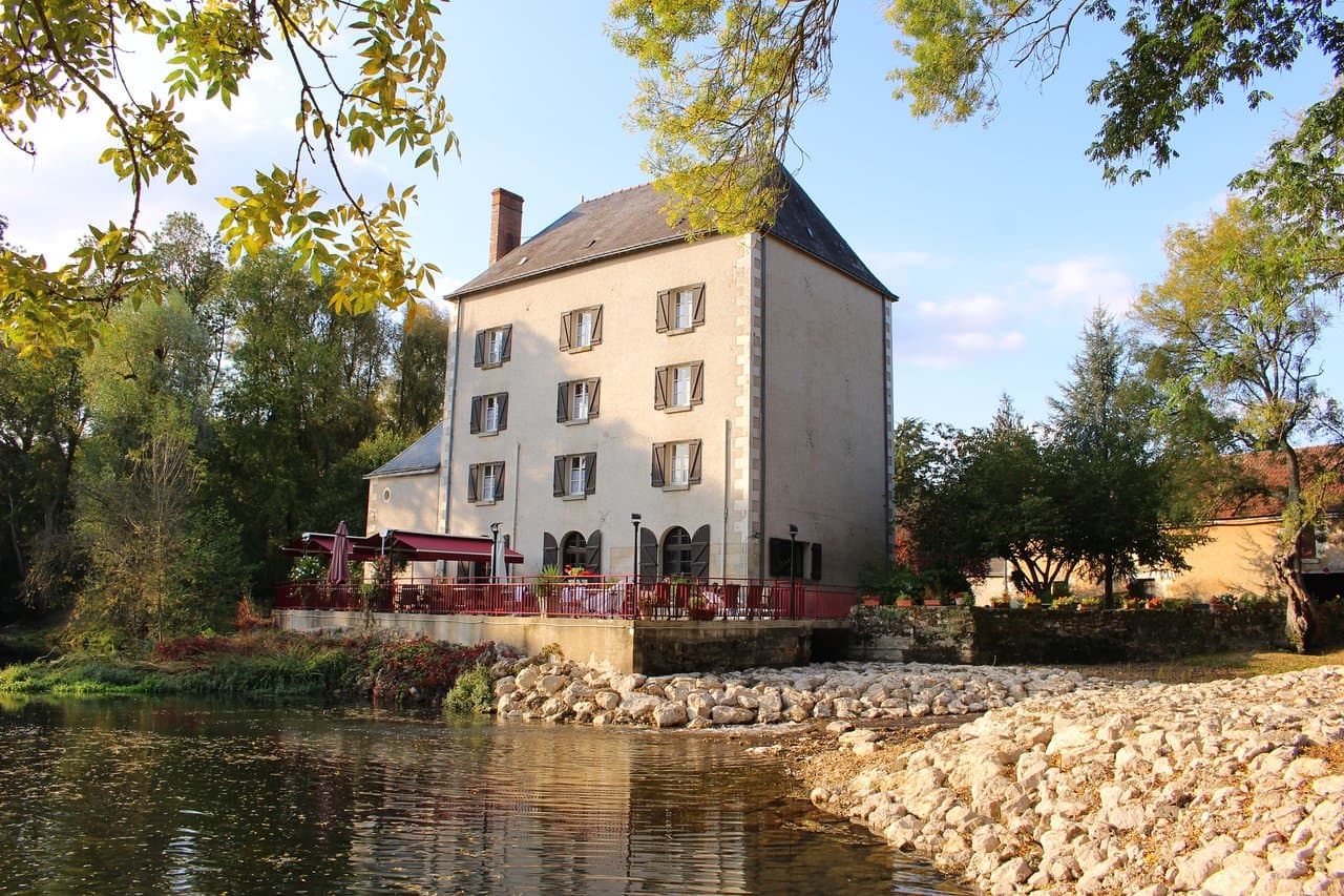 Vue du Moulin Fleuri au bord de l’eau